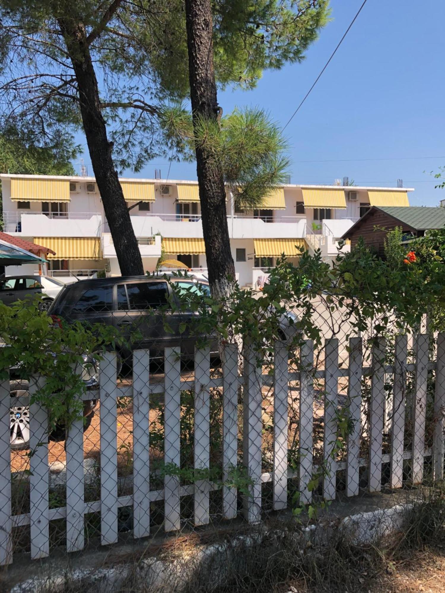Beachside Smajlaj Velipojë